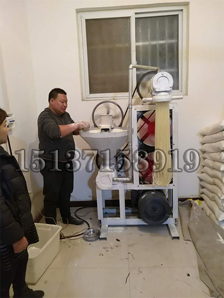 多功能米線機(jī)調(diào)試現(xiàn)場(chǎng)