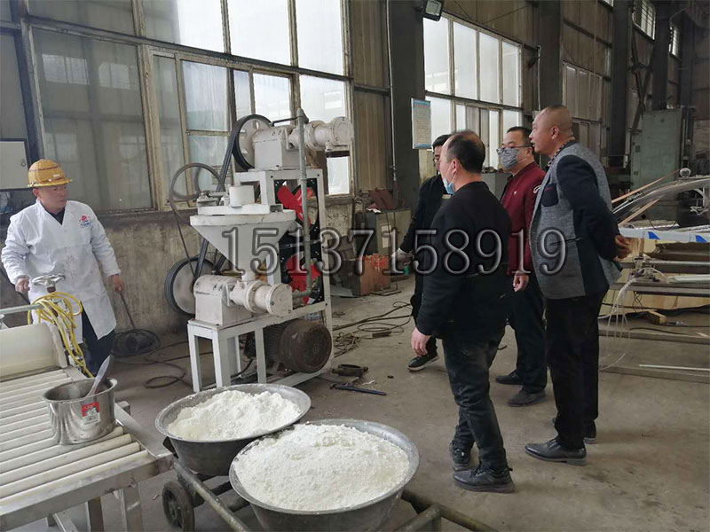 多功能米線機(jī)試機(jī)中